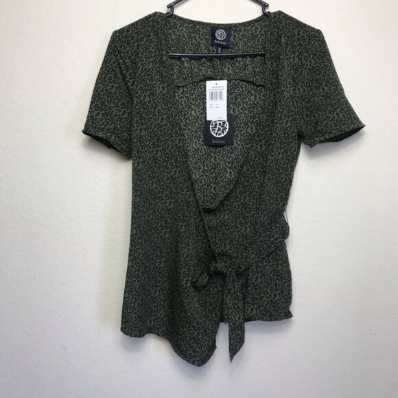 NWT‎ Bobeau Gwyneth Wrap Ditsy Leopard Olive Top - Picture 3 of 5